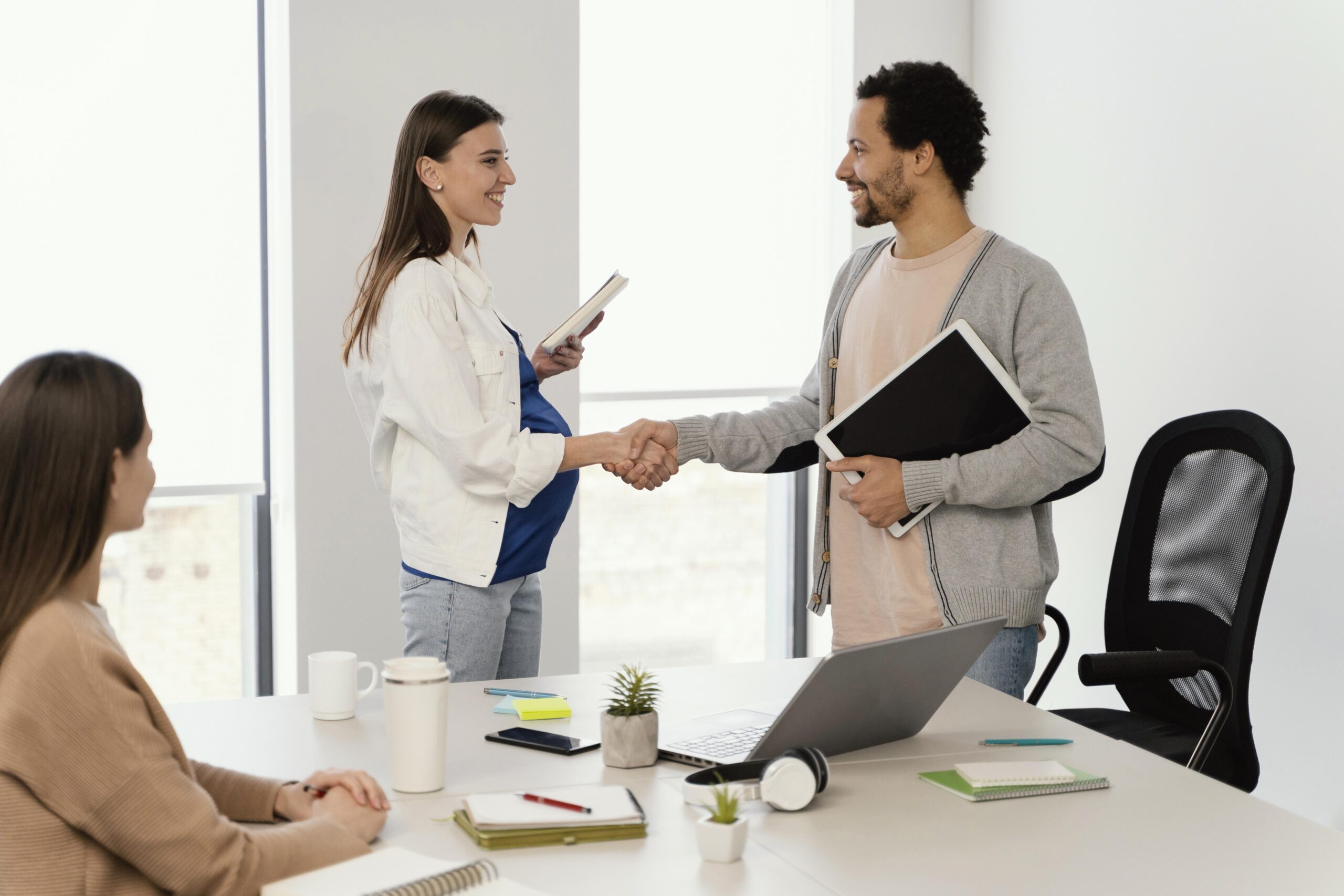 pregnant-woman-having-meeting-with-her-coworker